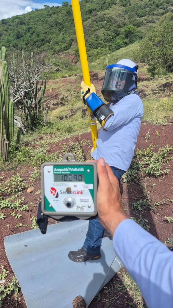 Cinco S.A.S. — Medición y energía solar en campo